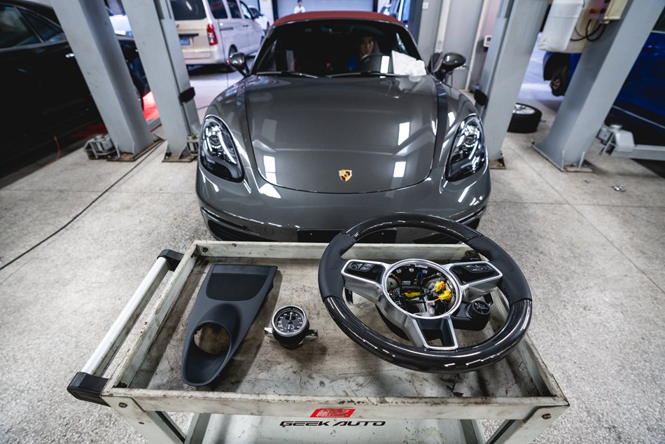 保时捷718BOXSTER加装防眩目后视镜  改碳纤维方向盘 激活SC 加装红色秒表